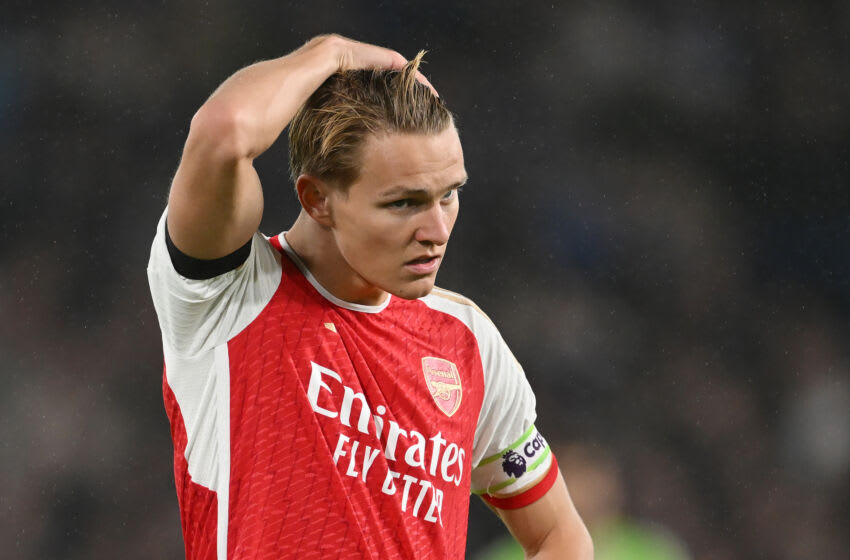 LONDON, ENGLAND - OCTOBER 21: Martin Odegaard of Arsenal in action during the Premier League match between Chelsea FC and Arsenal FC at Stamford Bridge on October 21, 2023 in London, England. (Photo by Michael Regan/Getty Images)